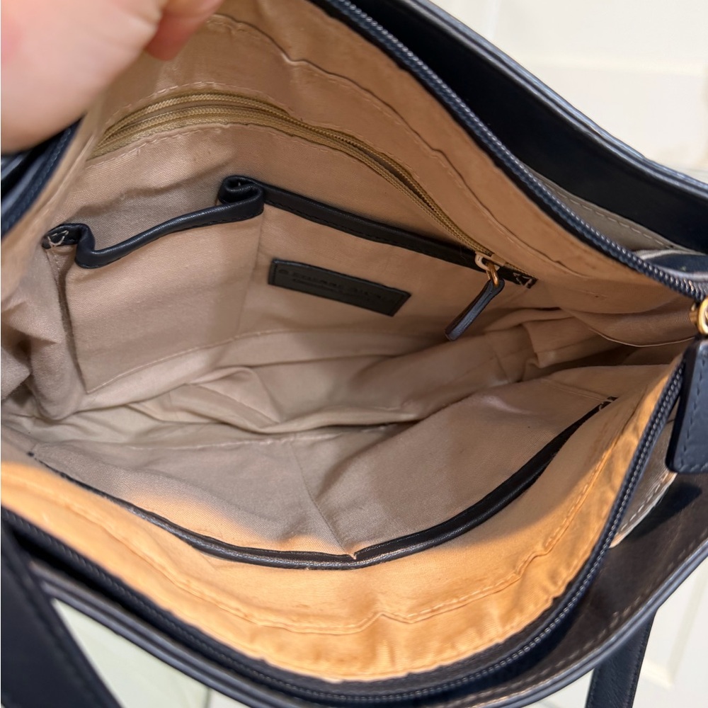 Elegant Navy Leather Shoulder Bag - Picture 4 of 15